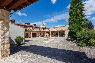 La Cerca Entre Hoces